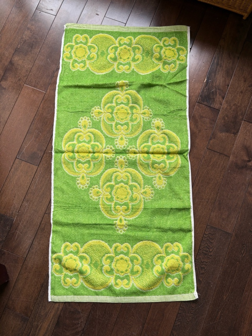 Vintage retro Green Floral Bath Towel - 💯 % cotton 19.5” x 39.5”long